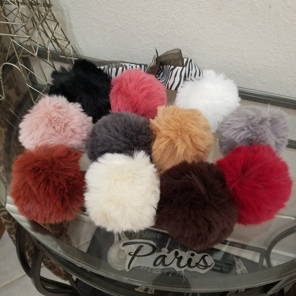 Anthropologi Pom Pom Fuzzy Large Faux Fur Keychain New - Picture 2 of 8